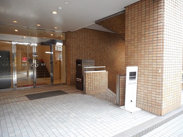 吉祥寺東急REIホテル入り口外の右側にあるブックポストの写真